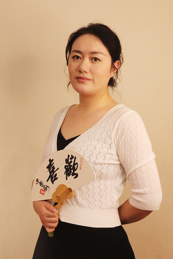 蓝田石亚利 研究生学历,毕业于陕西师范大学