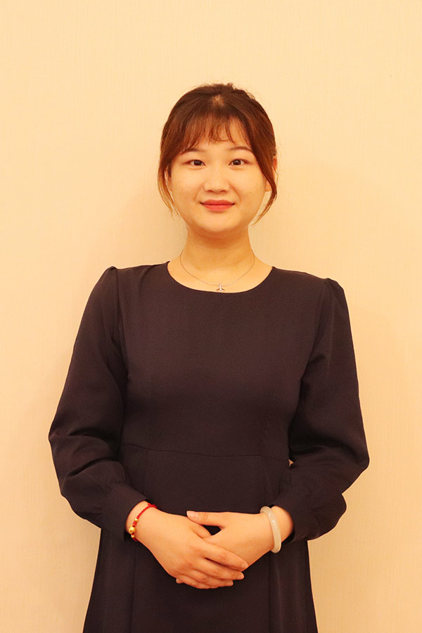 蓝田文哲 本科学历，优秀班主任